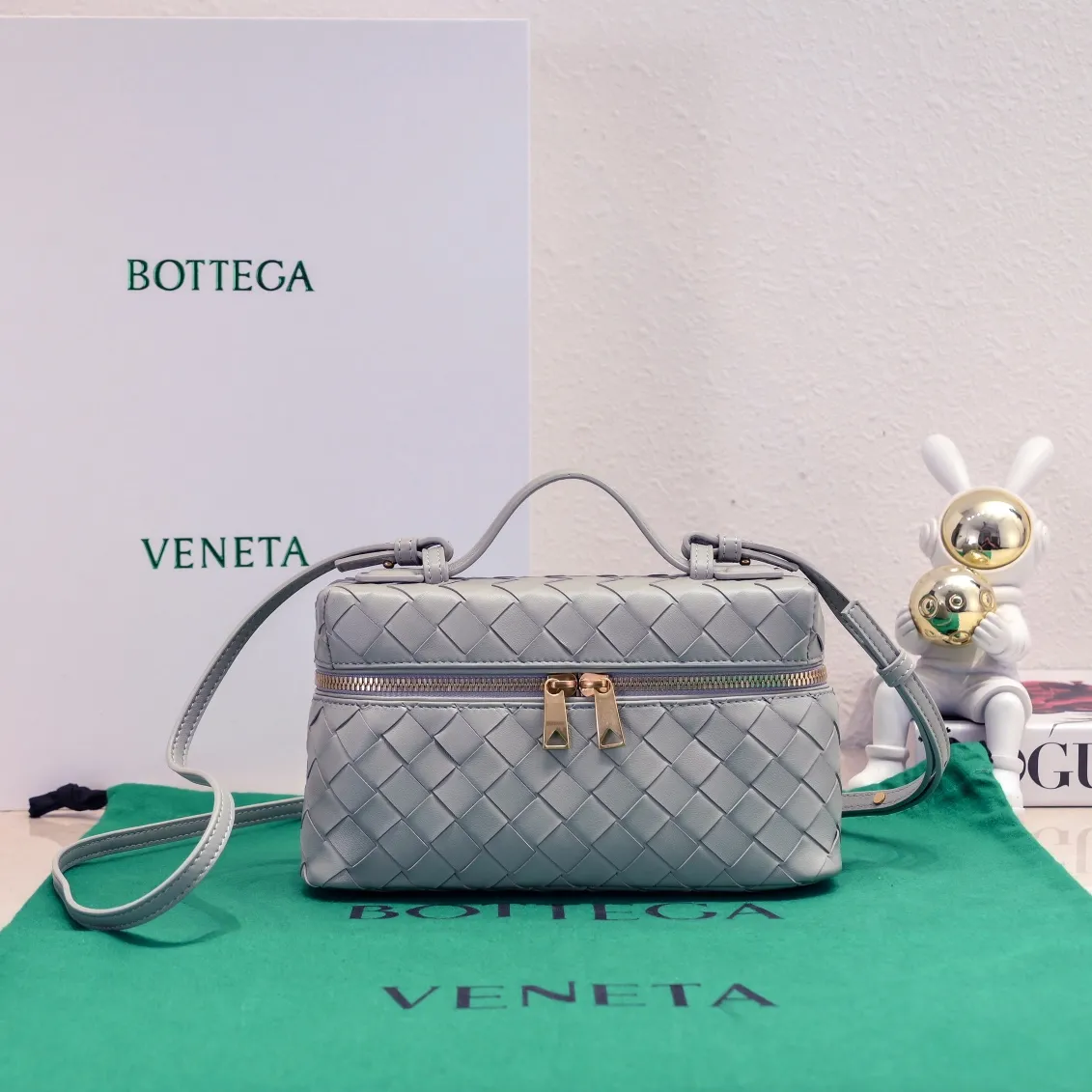 Batch 1360 Bottega Veneta 24 spring and summer woven zipper crossbody bag. A crossbody bag that can be used as a cosmetic bag. The exquisite weaving and compact body are an indispensable accessory for the upcoming summer. The double zipper also better protects the bag. It has a large capacity. If you like it, don’t miss it. Style number: 9109 Size: 22*12.5*5cm